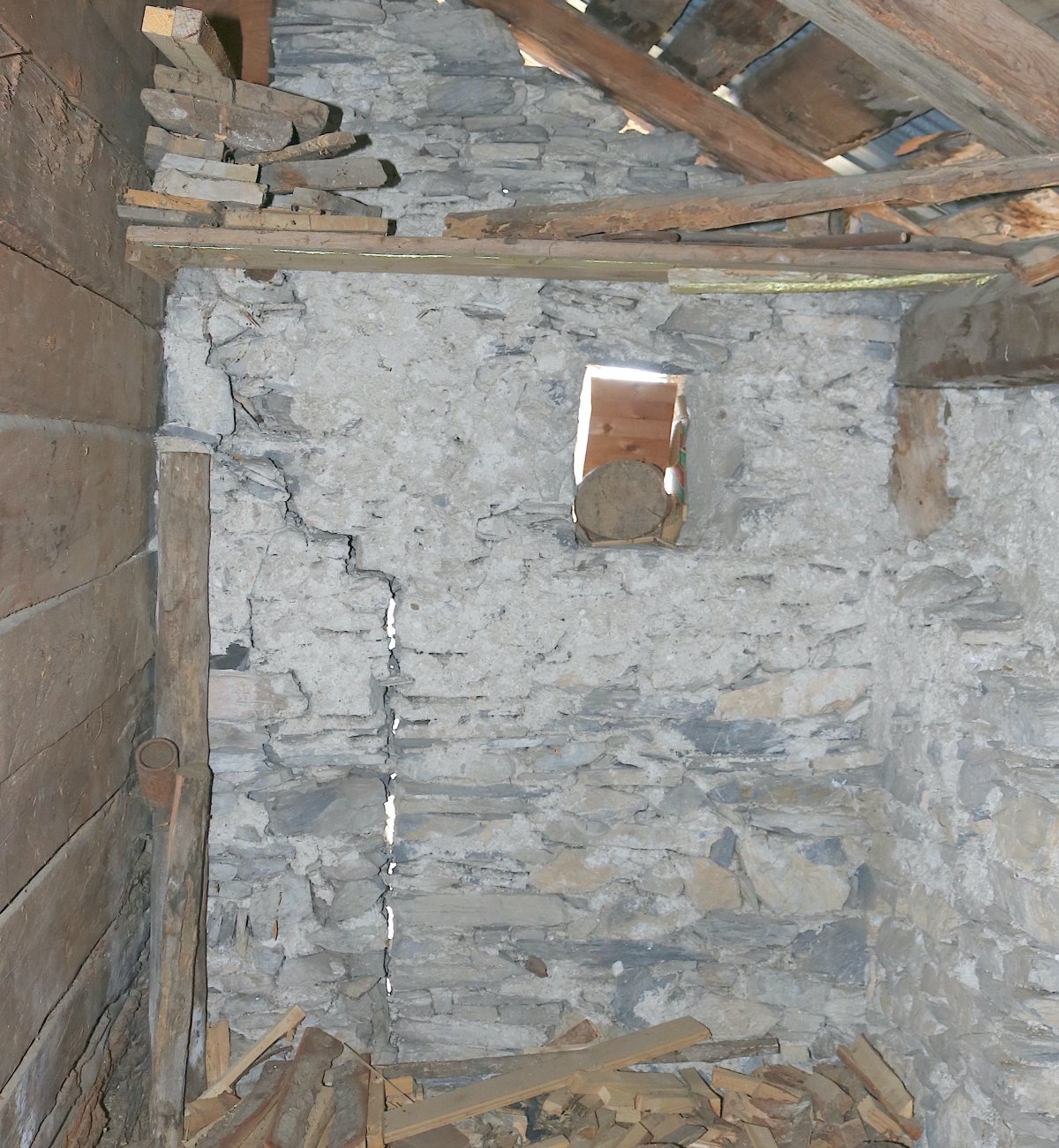 intérieur en pierre d'une vieille maison, une ouverture et un interstice apparaissent dans le mur
